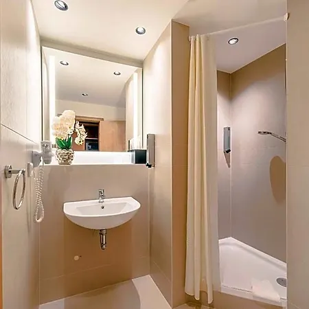 Plaza Koeln מלון 4*