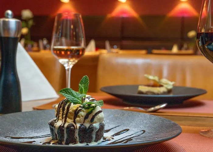 Plaza Koeln מלון