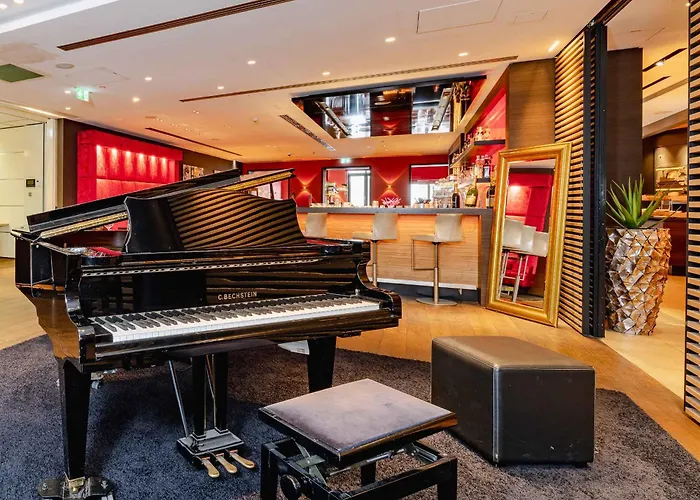 Plaza Koeln מלון